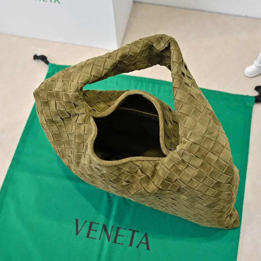 Batch 1860 #Bv new small HOP bag-nubuck leather is here! The bag body and handles are made of a whole piece of woven leather. The bag body is soft and lazy. Hop symbolizes the praise of innovation and eternal craftsmanship [love]. The pyramid silhouette combines practicality and fashion. It is modern and casual. The double-sided closure design of the bag mouth is more convenient and safe! The cowhide texture also makes the bag more wear-resistant and durable. A must-have for fashionable ladies who like minimalism yet comfortable and casual! Size: 41x20.5x7.5, Model: 3966#一